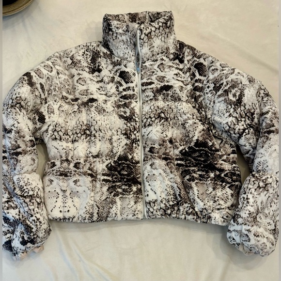 PrettyLittleThing Snake Print Puffer Jacket, sz 6 - Picture 3 of 8